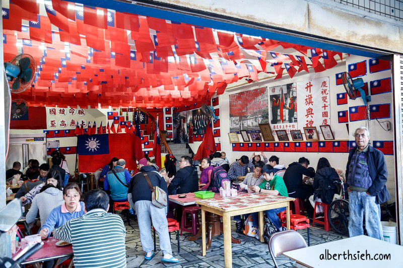 阿秀米干．龍岡忠貞市場美食（湯頭清爽不油膩免費的泡菜也好吃）