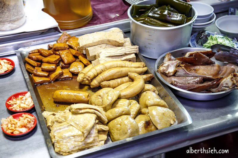 阿秀米干．龍岡忠貞市場美食（湯頭清爽不油膩免費的泡菜也好吃）