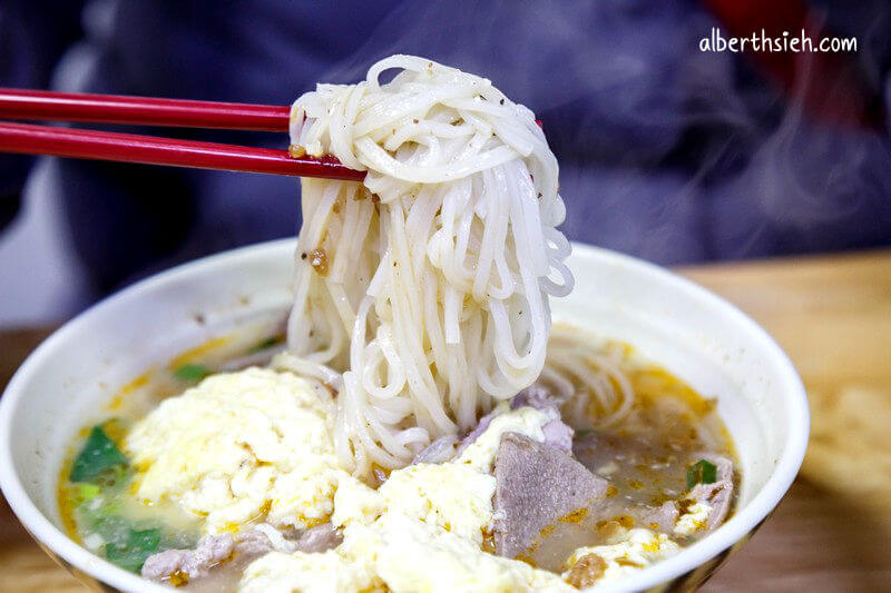 阿秀米干．龍岡忠貞市場美食（湯頭清爽不油膩免費的泡菜也好吃）