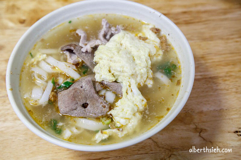 阿秀米干．龍岡忠貞市場美食（湯頭清爽不油膩免費的泡菜也好吃）