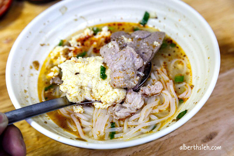 阿秀米干．龍岡忠貞市場美食（湯頭清爽不油膩免費的泡菜也好吃）