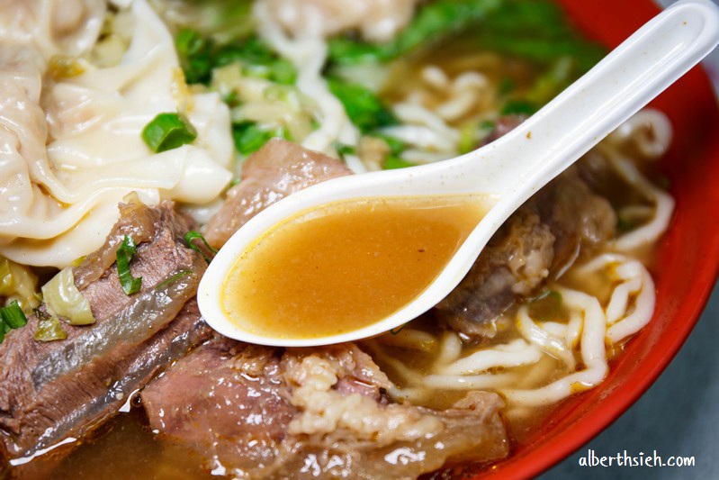 龍華閣川味牛肉麵．台中西區美食（份量超多超有飽足感的三合一麵） @愛伯特