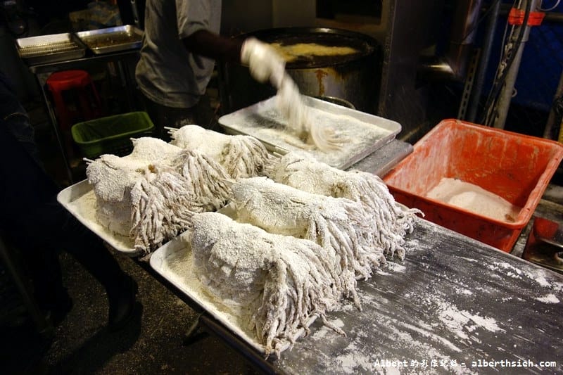 【夜市美食】御花園夜市（已歇業）．轟炸憤怒大魷魚（比臉還要巨大的酥炸魷魚）