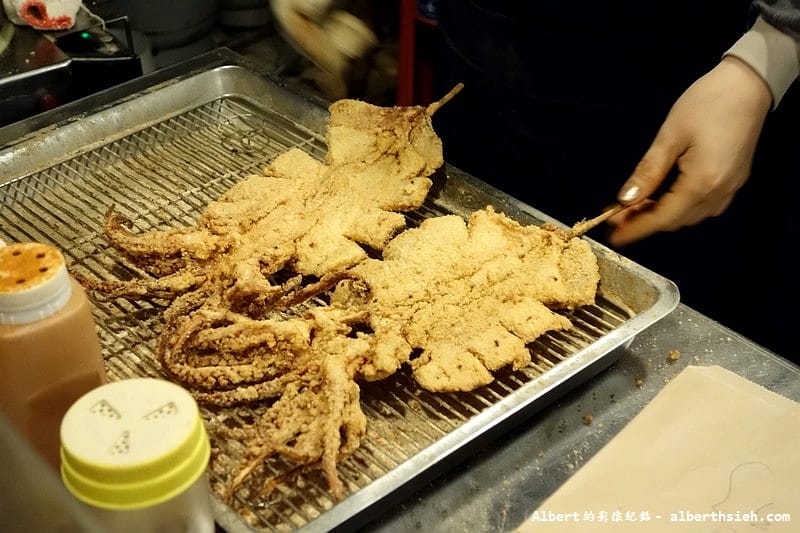 【夜市美食】御花園夜市（已歇業）．轟炸憤怒大魷魚（比臉還要巨大的酥炸魷魚）