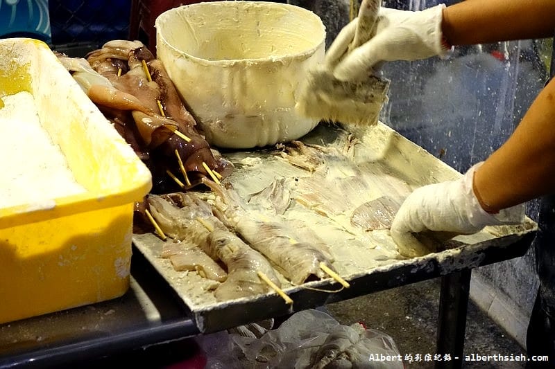【夜市美食】御花園夜市（已歇業）．轟炸憤怒大魷魚（比臉還要巨大的酥炸魷魚）