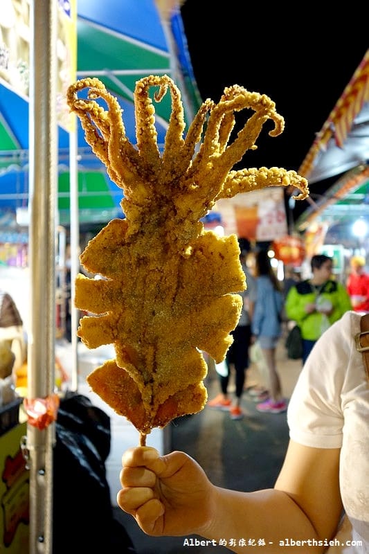 【夜市美食】御花園夜市（已歇業）．轟炸憤怒大魷魚（比臉還要巨大的酥炸魷魚）