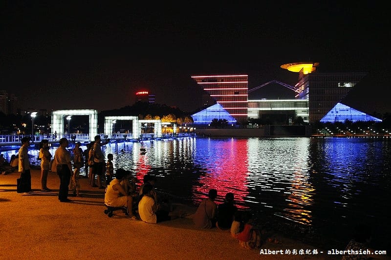 東莞亞洲第一廣場&玉蘭大劇院．廣東夜生活（以藍帶、綠帶、光帶為主題的藝術廣場）