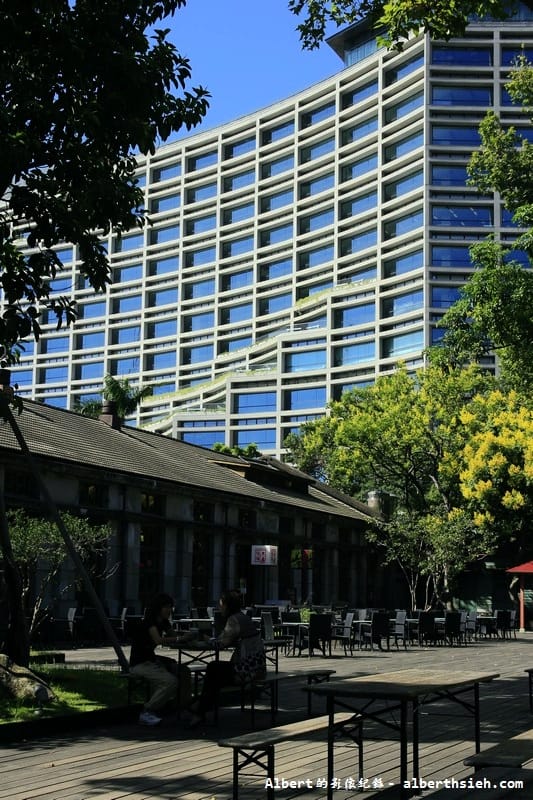 【台北旅遊景點】台北信義．松山文創園區(誠品生活松菸店)（欣賞半弧形立面建築之美）