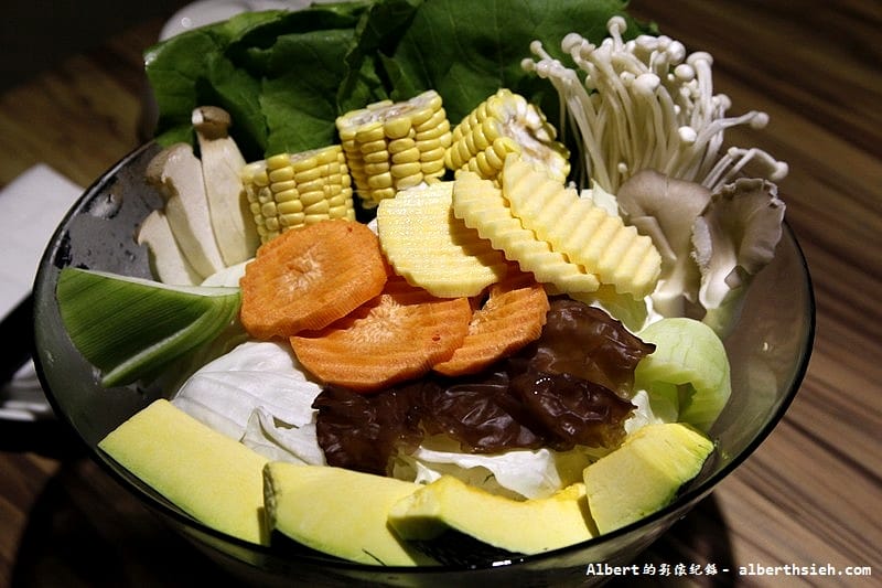【火鍋店推薦】台北松山．22：02火鍋。樂活（食材物超所值，還有超美味的青醬沾醬）
