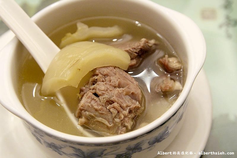 【西門站美食】台北中正．大三元酒樓（烤鴨、芋頭真是一絕的好吃）