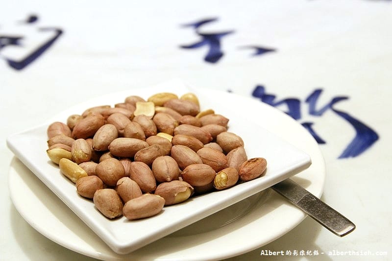 【西門站美食】台北中正．大三元酒樓（烤鴨、芋頭真是一絕的好吃）