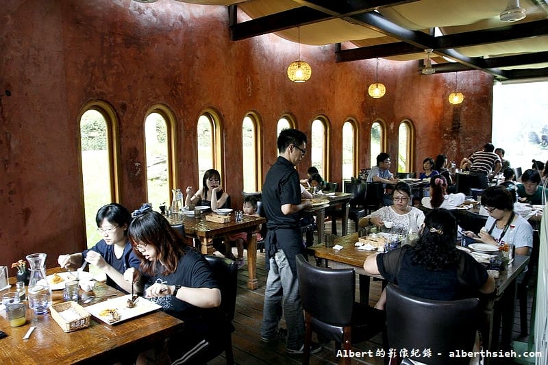 漫步雲端森林廚房.苗栗三義景觀餐廳(被群山翠林溪水包圍的紅色古堡) - 第3張圖 漫步雲端森林廚房.苗栗三義景觀餐廳(被群山翠林溪水包圍的紅色古堡)