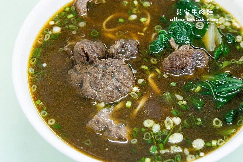 台北北投站美食．吳家牛肉麵（加湯後味道更濃郁好喝）