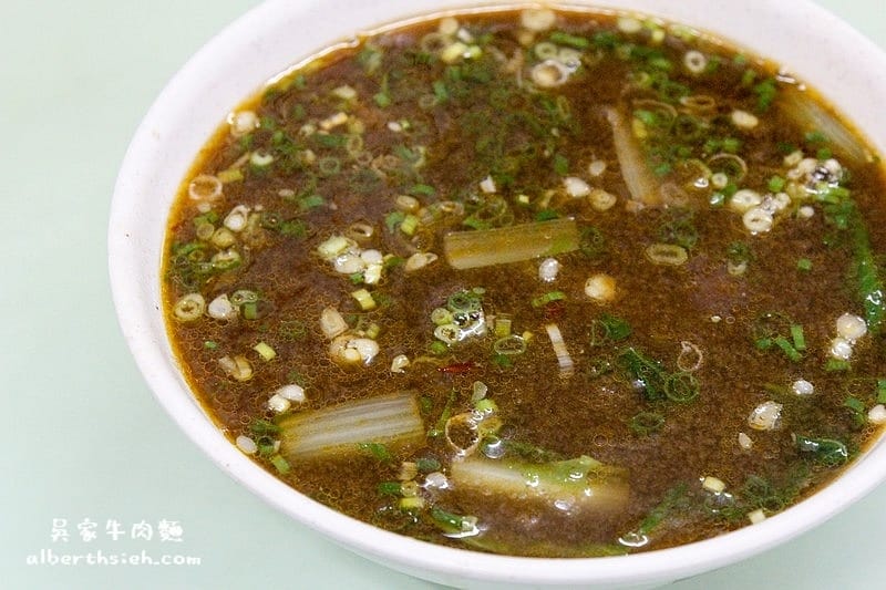 台北北投站美食．吳家牛肉麵（加湯後味道更濃郁好喝）