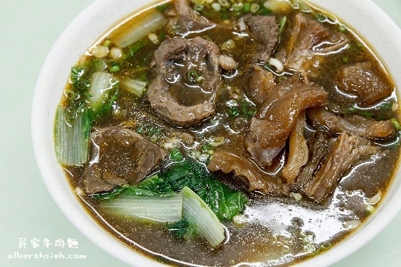 台北北投站美食．吳家牛肉麵（加湯後味道更濃郁好喝）