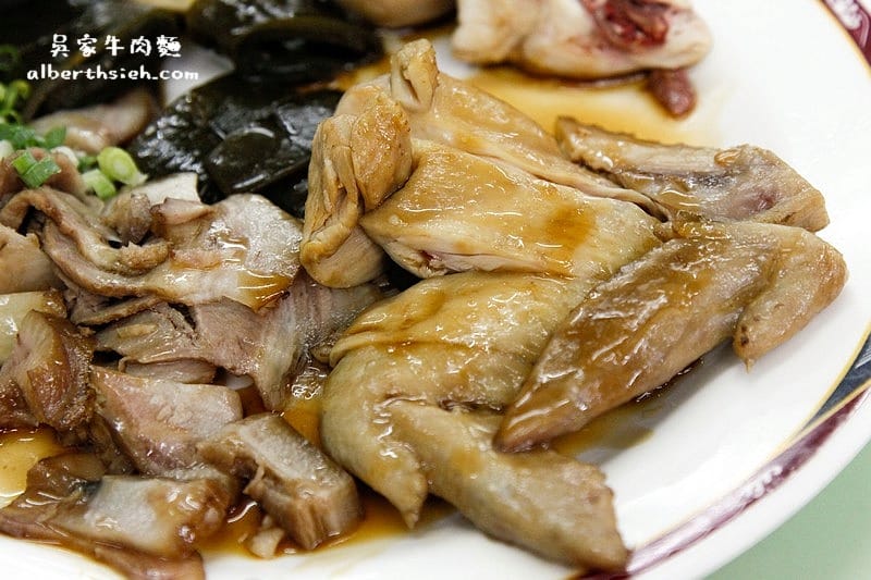 台北北投站美食．吳家牛肉麵（加湯後味道更濃郁好喝）