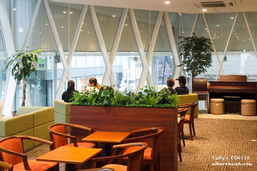 日本連鎖咖啡店．廣島Tully’s COFFEE（提供插座沙發休憩的好去處）