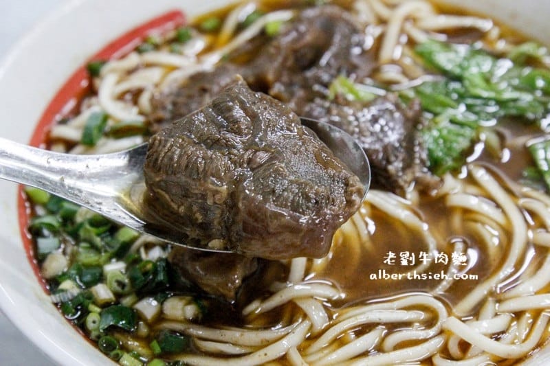 老劉牛肉麵．桃園區美食（湯頭帶有牛肉味道而且不過鹹）