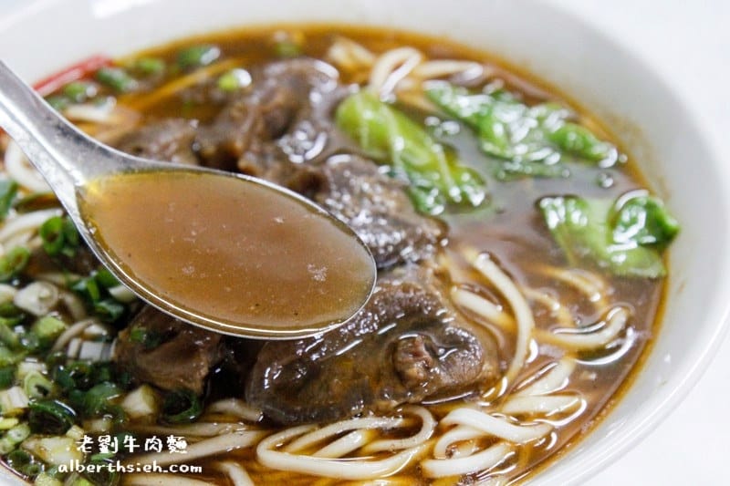 老劉牛肉麵．桃園區美食（湯頭帶有牛肉味道而且不過鹹）