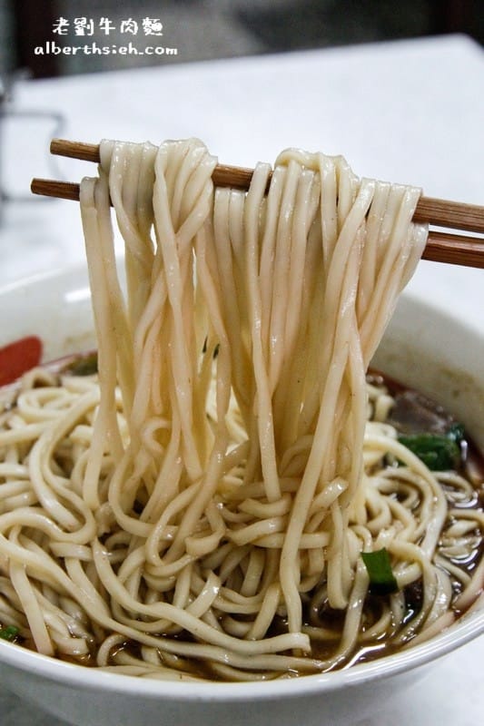 老劉牛肉麵．桃園區美食（湯頭帶有牛肉味道而且不過鹹）