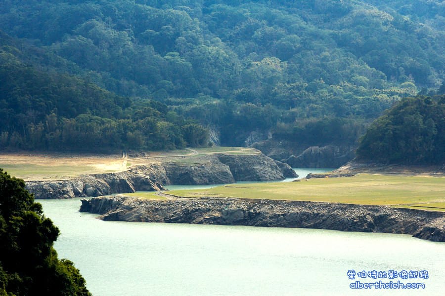 石門水庫阿姆坪土地公廟&夢幻草原．桃園大溪景點（鬧水荒造成水位見底才能看見的奇景）