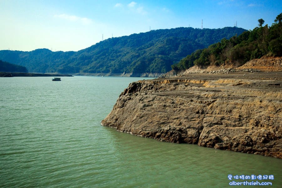 石門水庫阿姆坪土地公廟&夢幻草原．桃園大溪景點（鬧水荒造成水位見底才能看見的奇景）