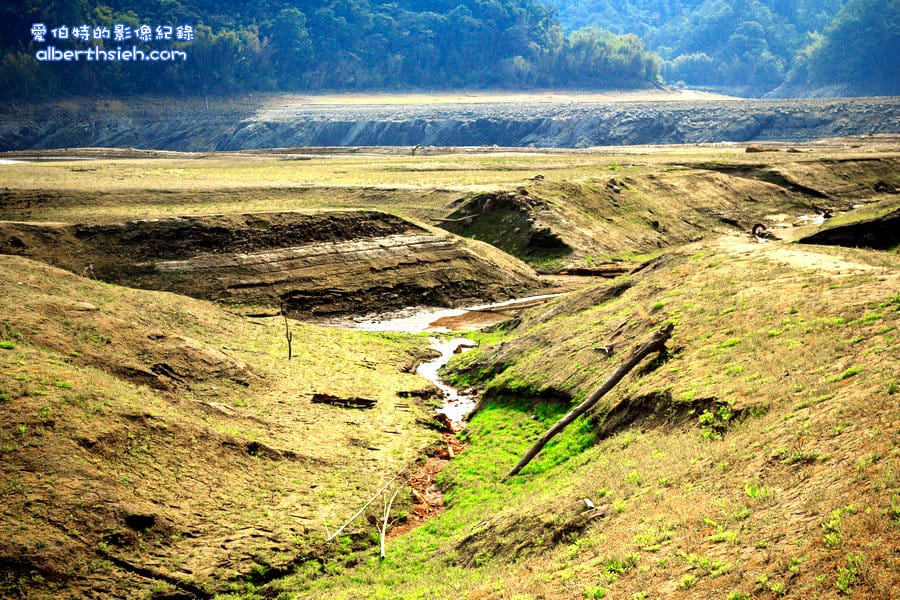 石門水庫阿姆坪土地公廟&夢幻草原．桃園大溪景點（鬧水荒造成水位見底才能看見的奇景）