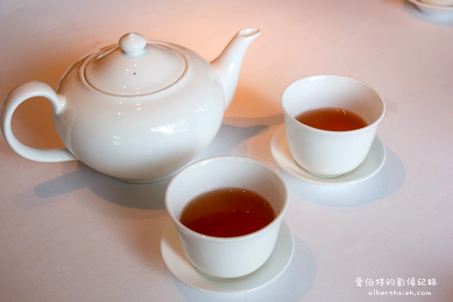 台北中山．國賓飯店粵菜廳（洛神脆皮雞酸甜微麻的口感超特別）
