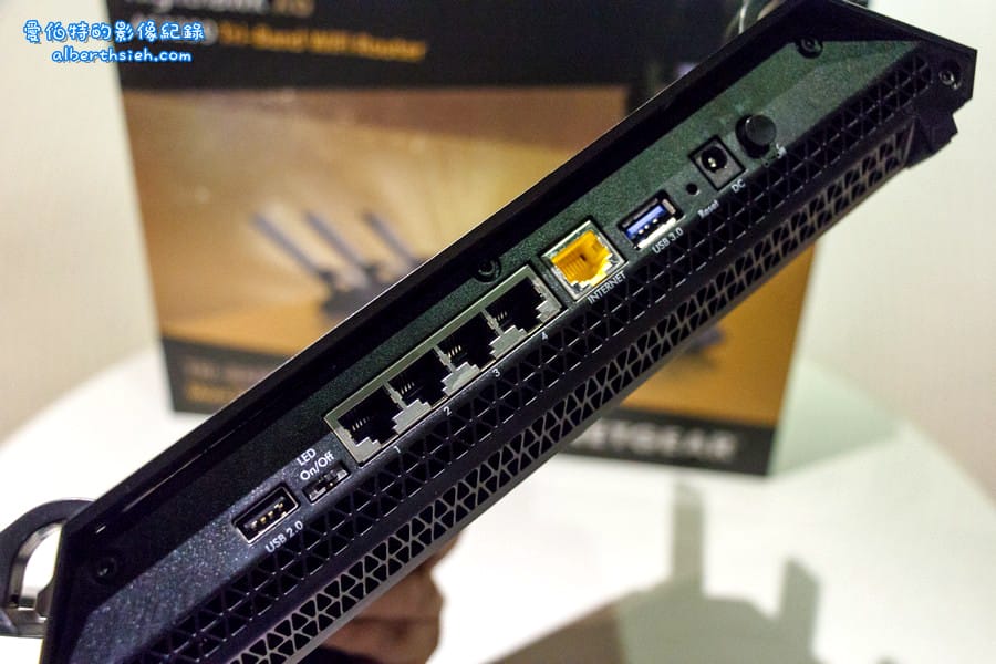 NETGEAR．Nighthawk X6 R8000三頻無線路由器（自動分配頻寬上網看片順暢無Delay）