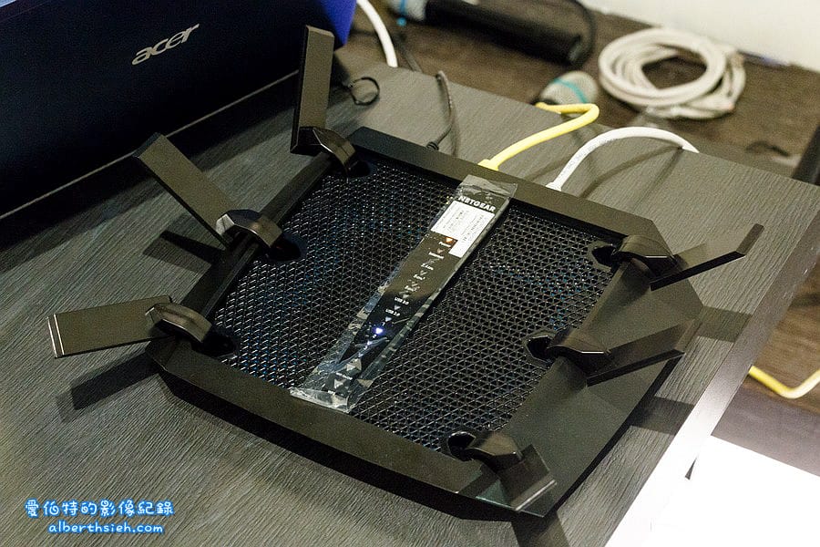 NETGEAR．Nighthawk X6 R8000三頻無線路由器（自動分配頻寬上網看片順暢無Delay）
