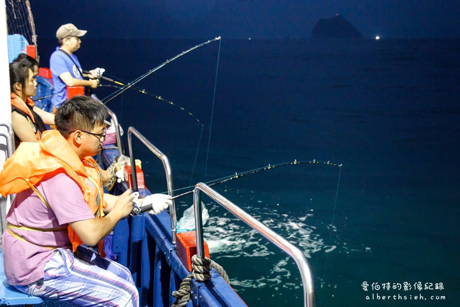 華倫六號娛樂海釣船．基隆海釣（碧砂漁港夜釣小管、白帶魚初體驗）