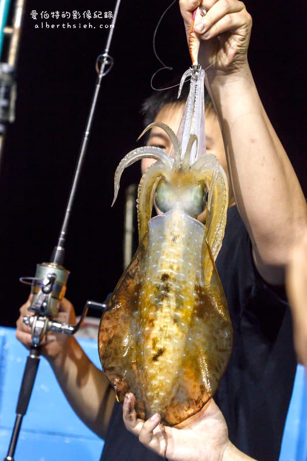 華倫六號娛樂海釣船．基隆海釣（碧砂漁港夜釣小管、白帶魚初體驗）