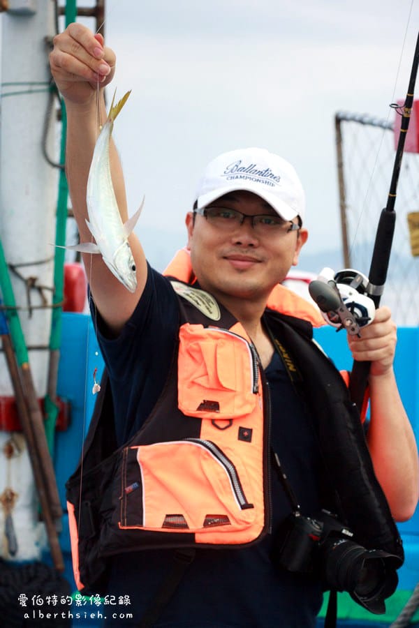 華倫六號娛樂海釣船．基隆海釣（碧砂漁港夜釣小管、白帶魚初體驗）