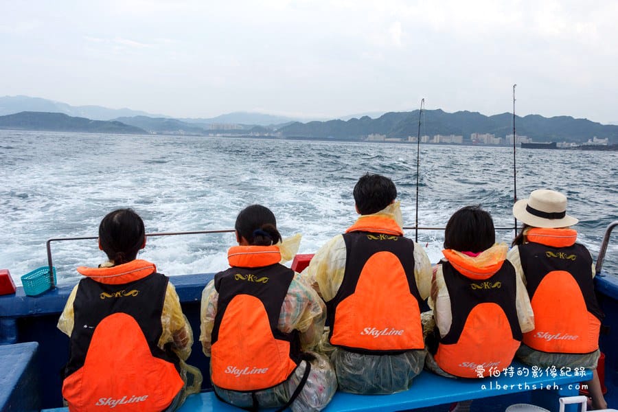 華倫六號娛樂海釣船．基隆海釣（碧砂漁港夜釣小管、白帶魚初體驗）