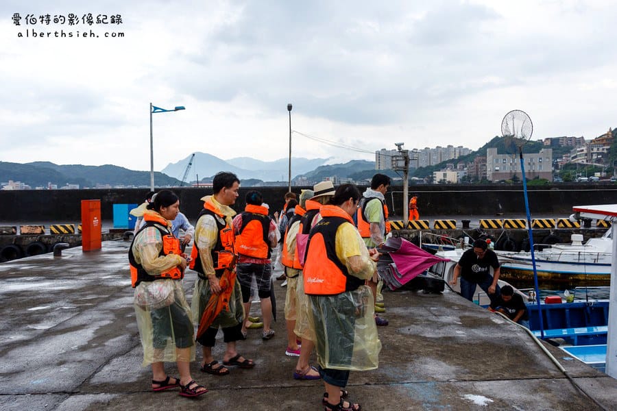 華倫六號娛樂海釣船．基隆海釣（碧砂漁港夜釣小管、白帶魚初體驗）