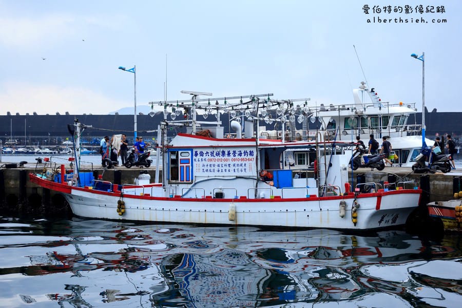 華倫六號娛樂海釣船．基隆海釣（碧砂漁港夜釣小管、白帶魚初體驗）