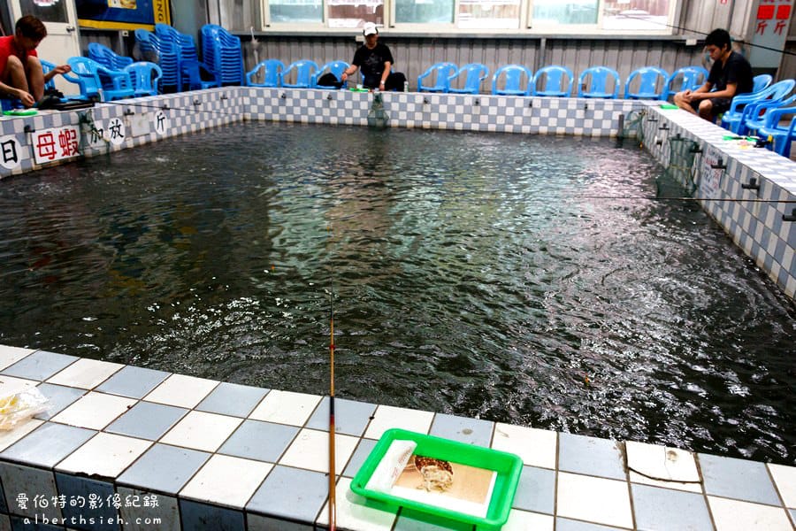新北市中和．全球複合式運動休閒館（棒壘球、撞球、保齡球、射箭、釣蝦一次讓你滿足）