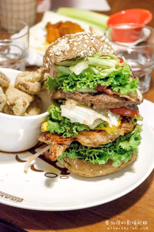 新北市林口．Bravo Burger發福廚房（花生醬跟漢堡的結合還蠻意外的好吃）