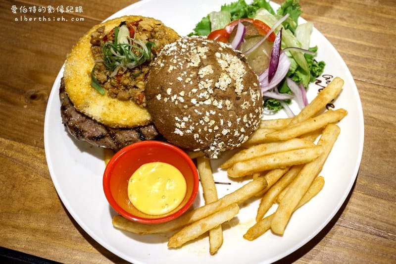 新北市林口．Bravo Burger發福廚房（花生醬跟漢堡的結合還蠻意外的好吃）