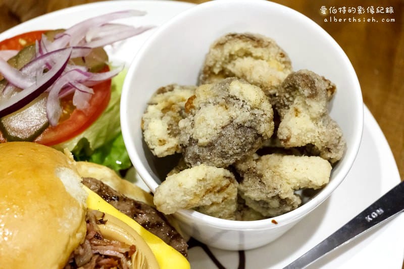 新北市林口．Bravo Burger發福廚房（花生醬跟漢堡的結合還蠻意外的好吃）