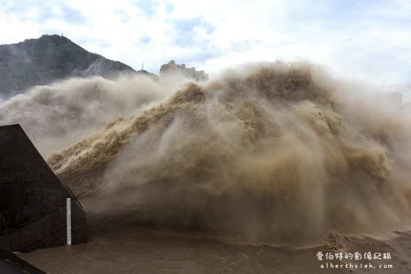 桃園石門水庫洩洪（中颱蘇迪勒造成澎湃洶湧的壯觀洩洪）