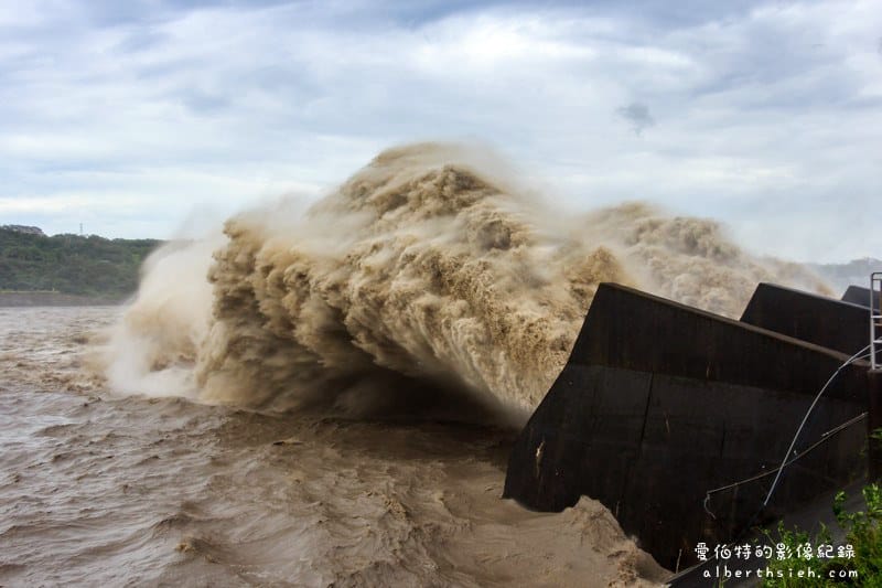 桃園石門水庫洩洪（中颱蘇迪勒造成澎湃洶湧的壯觀洩洪）