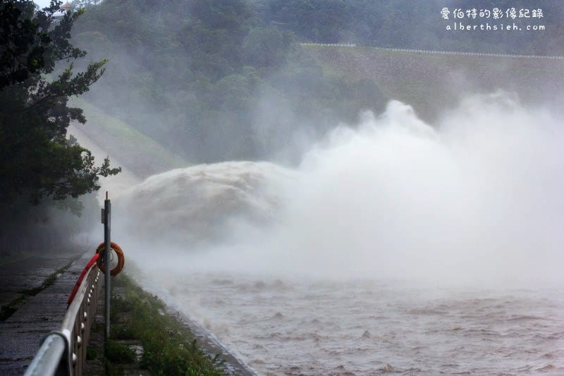 桃園石門水庫洩洪（中颱蘇迪勒造成澎湃洶湧的壯觀洩洪）