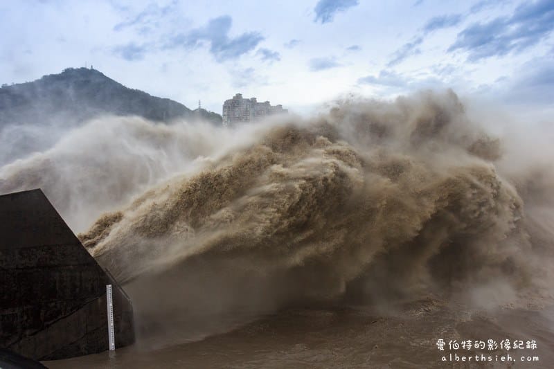 桃園石門水庫洩洪（中颱蘇迪勒造成澎湃洶湧的壯觀洩洪）