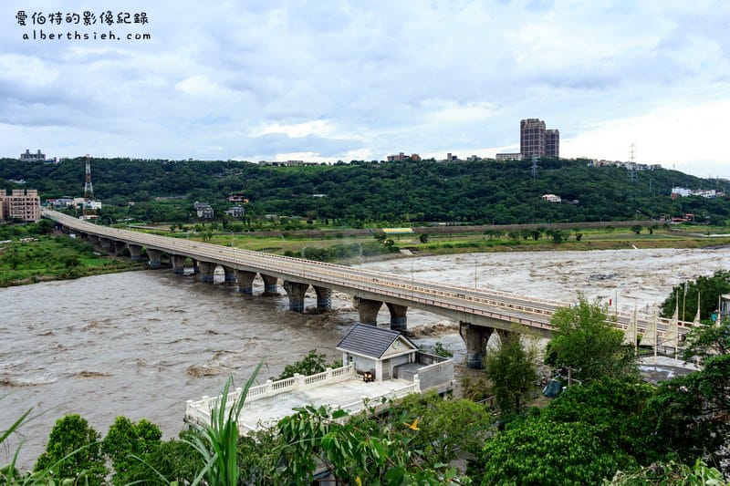 桃園石門水庫洩洪（中颱蘇迪勒造成澎湃洶湧的壯觀洩洪）