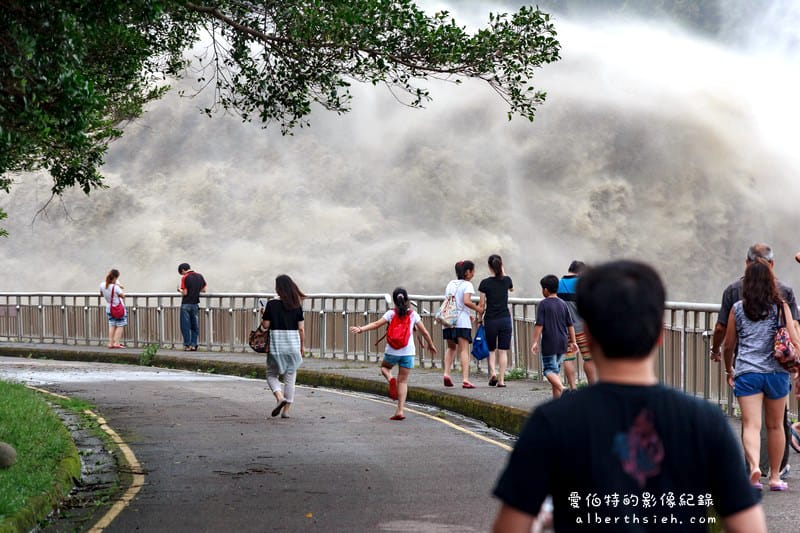 桃園石門水庫洩洪（中颱蘇迪勒造成澎湃洶湧的壯觀洩洪）