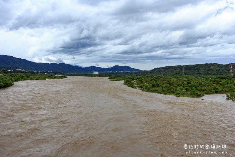 桃園石門水庫洩洪（中颱蘇迪勒造成澎湃洶湧的壯觀洩洪）