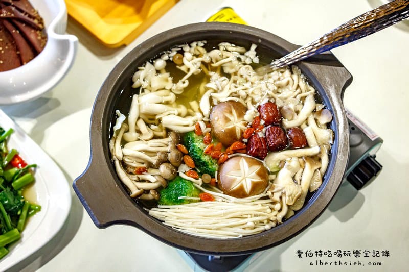 好漢莊甕子雞．桃園中壢美食（香噴噴的武打黃金窯烤雞）