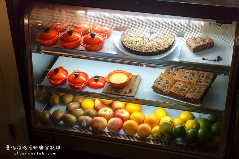 台北信義．上樓看看咖啡（用餐時間不限制提供插座Wifi可以讓你從早坐到晚）