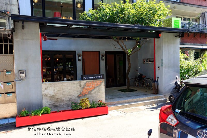 台北信義．上樓看看咖啡（用餐時間不限制提供插座Wifi可以讓你從早坐到晚）